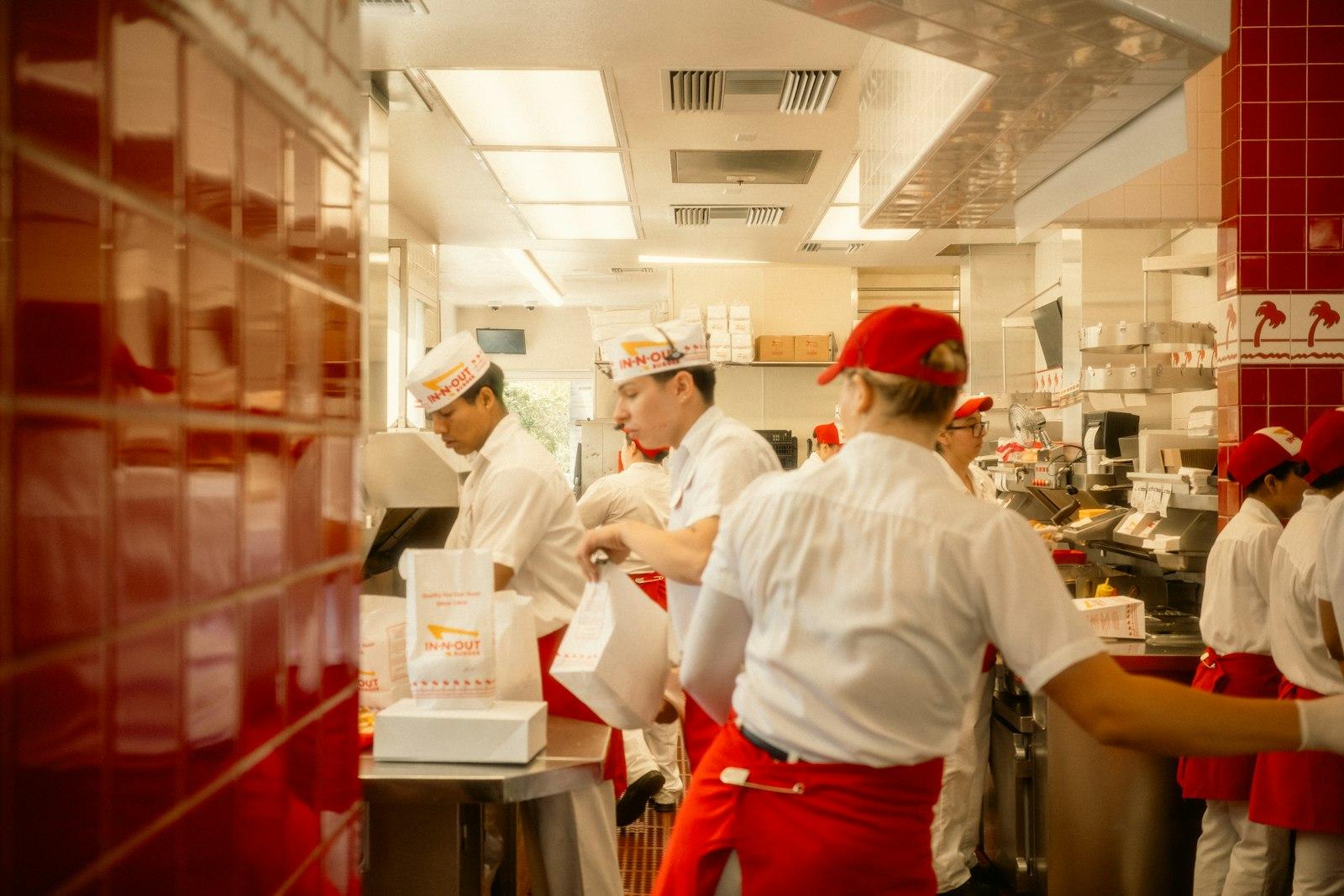 Tim dapur restoran sibuk menyiapkan hidangan bersama