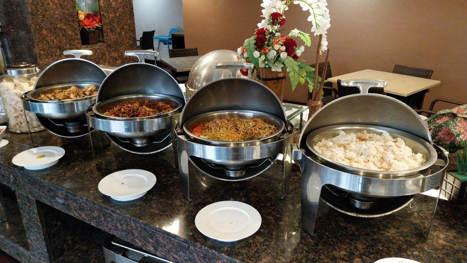 Hidangan buffet sarapan hotel dengan berbagai pilihan menu